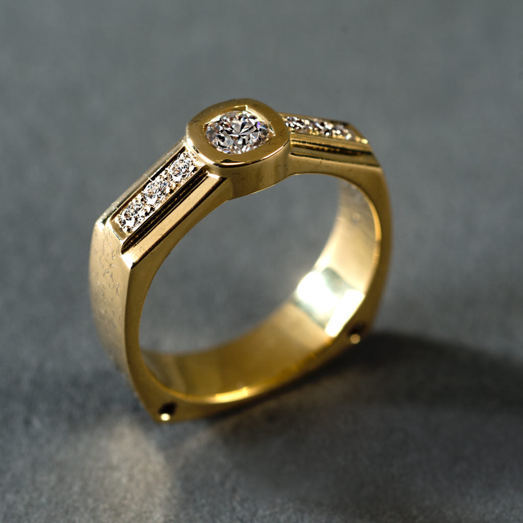 Vintage Sparkling Inlaid Zirconia Gold Ring