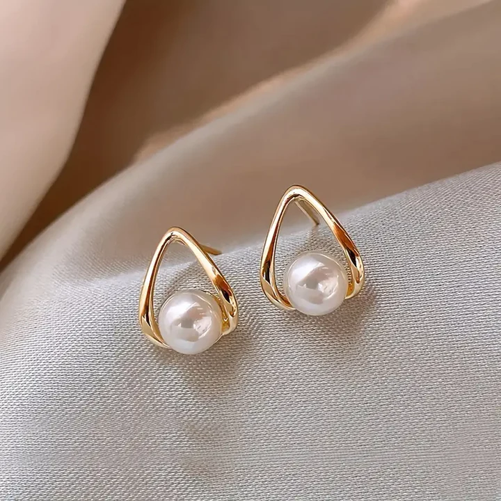 Elegantr Hollow Triangle Pearl Earrings