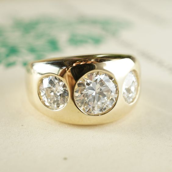 Vintage Inlaid Triple Zirconia Gold Ring