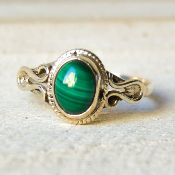 Vintage Rounded Green Stone Gold Ring