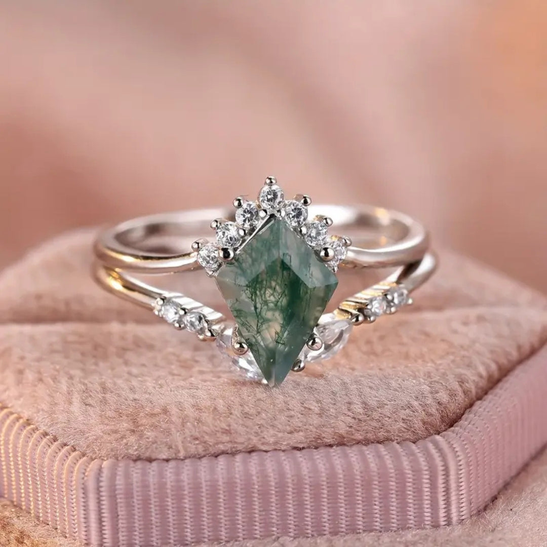 Rounded Oval Green Bright Ring