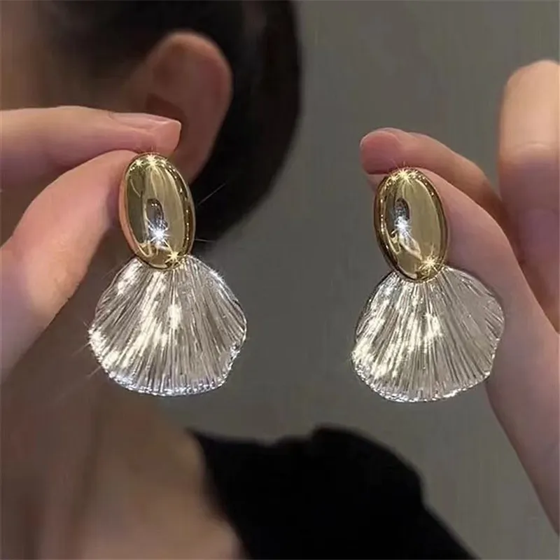 Elegant Bright Shell Gold Earrings