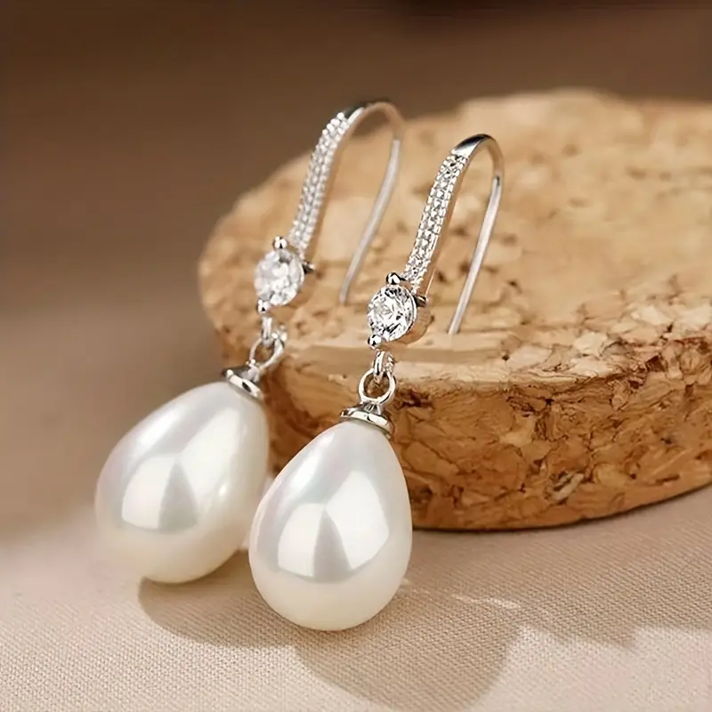 Dangling Pearl Earrings with Shiny Pearls